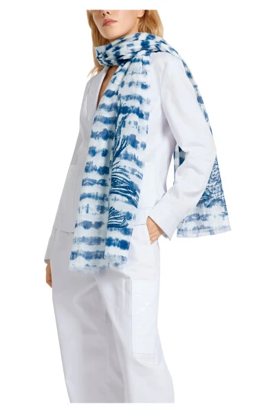 Marc Cain Schals Feiner Batik-Schal Mit Floralen Details Blue 5 Marc Cain Schals Feiner Batik-Schal Mit Floralen Details Blue – Bild 3