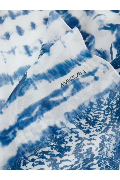 Marc Cain Schals Feiner Batik-Schal Mit Floralen Details Blue 4 Marc Cain Schals Feiner Batik-Schal Mit Floralen Details Blue – Bild 2