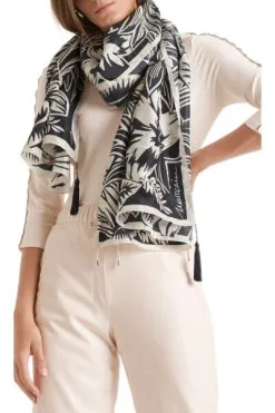 Marc Cain Schals Seidenschal Mit Exotic-Print Black 8 Marc Cain Schals Seidenschal Mit Exotic-Print Black -Marc Cain Geschäft f35e8c19851a456d28180b2621dfdf4e